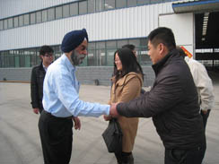 印度客戶來訪，并訂購(gòu)FYL-850座駕壓路機(jī)