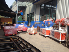 福瑞得機(jī)械壓路機(jī)、二次結(jié)構(gòu)澆注機(jī)、霧炮準(zhǔn)備發(fā)貨