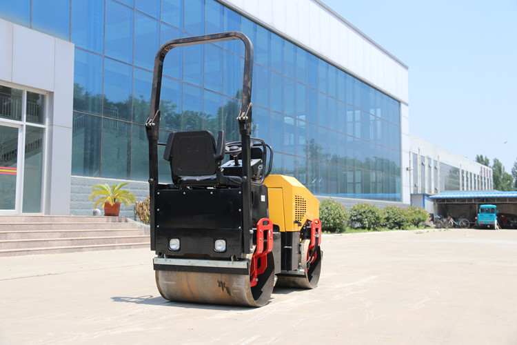 小型振動壓路機(jī)，只使用不保養(yǎng)也是萬萬行不通的